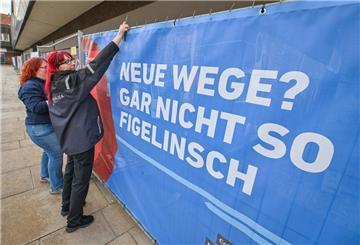 Neue Hingucker: Die Bauzaun-Banner bei Karstadt sind da