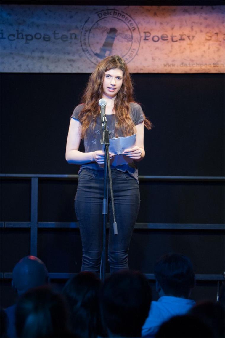 Hilke Berndsen aus Bremen gewinnt Poetry Slam im Pferdestall