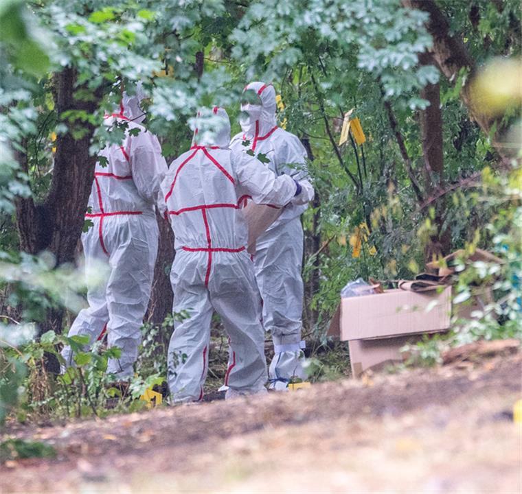 6. September: Beamte der Spurensicherung am Fundort der Leiche.