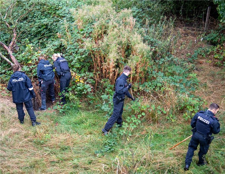 6. September: Die Polizei sucht das Umfeld zwischen Grimsbystraße und Geestewiesen im Umfeld des Leichenfundorts ab.