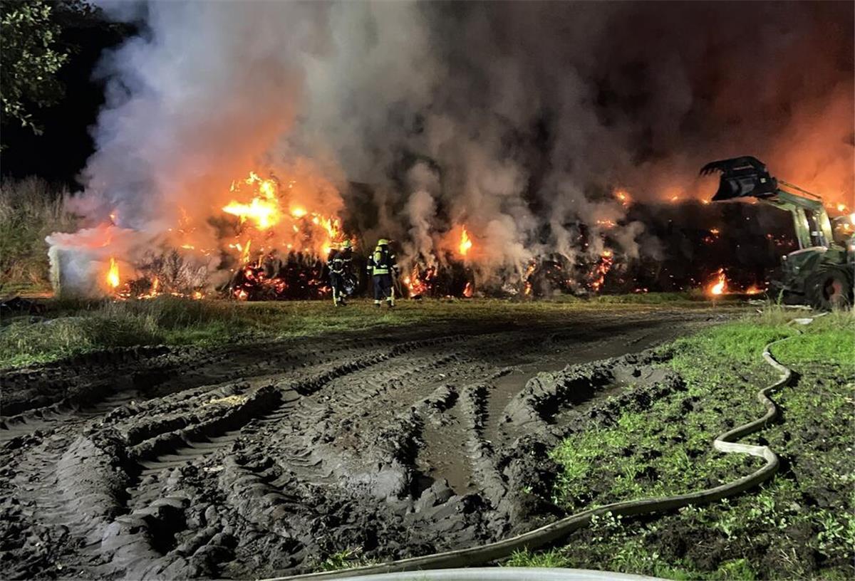 Jetzt Details zu Großbrand Beverstedt: 60 Einsatzkräfte kämpfen in Wellen brennende Strohballen