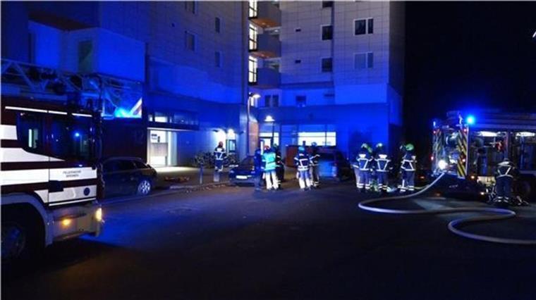 Feuer in Bremer Hochhaus: Feuerwehr rettet Frau kurz vor Sprung aus dem 10. Stock