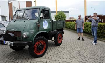 60 Jahre alt ist der Unimog und er fährt noch immer: Gregor Döring besucht mit ihm den Betrieb, für den er einst fuhr. Tischlermeister Michael Harms freut sich.