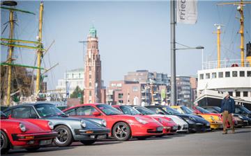 60 Porschefahrer treffen sich um Saisonende am Neuen Hafen.