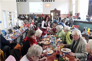 600 Bedürftige konnten am Nikolaustag in der Theo ein Festmahl erleben.