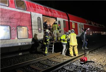65 Zugpassagiere rettete die Ortsfeuerwehr Loxstedt am Montagabend in Hohewurth aus einem Zug.