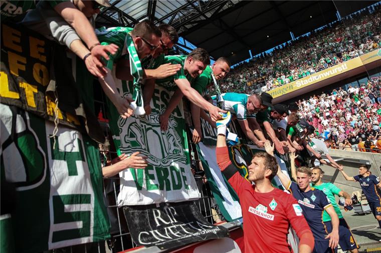 Werder hat ein Endspiel um den Klassenerhalt 6500 Werder-Fans waren nach Köln mitgereist. Sie sollen ihrem Team auch im Endspiel um den Klassenerhalt gegen Frankfurt helfen. Foto Hitij/dpa