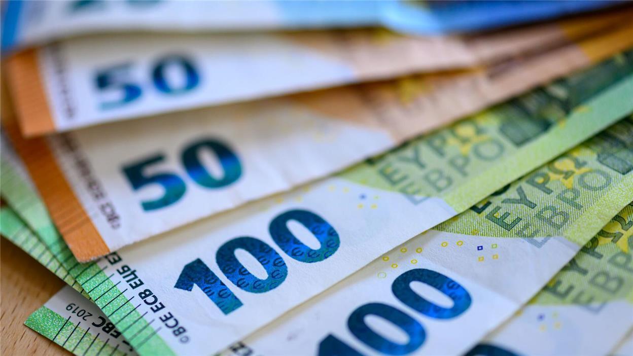 Geldscheine liegen auf einem Tisch.