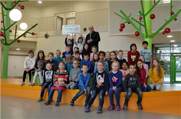 6685,70 Euro hat der Sponsorenlauf der Aue-Mehde-Grundschule in Zeven eingebracht. das Geld übergaben einige der Läufer an Jürgen Naujoks von der Katana-Stiftung.