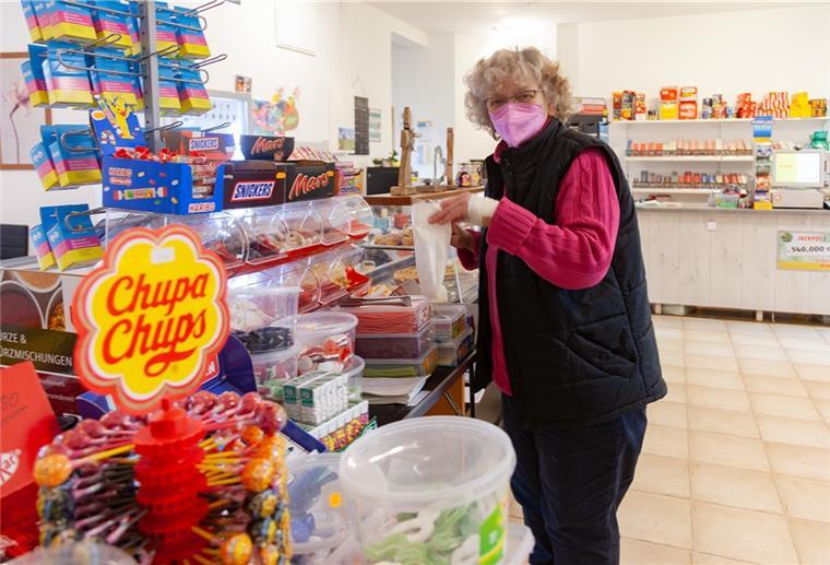Trotz Schicksalsschlag: Midlumer Tante-Emma-Laden macht weiter Eine Kioskbetreiberin hält eine Tüte in der Hand.
