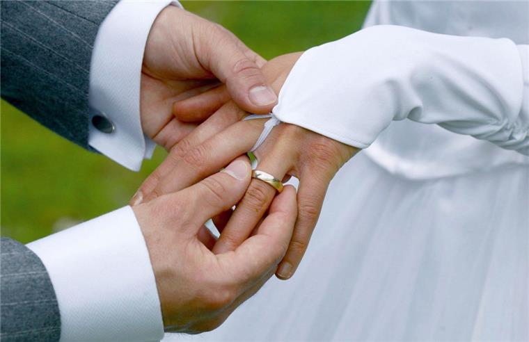 Gnadenhochzeit: Rhadereistedter seit 70 Jahren verheiratet 70 Jahre nach der Trauung feiert ein Ehepaar aus Rhadereistedt jetzt Gnadenhochzeit. "Wir haben uns gut vertragen", sagen die Eheleute.