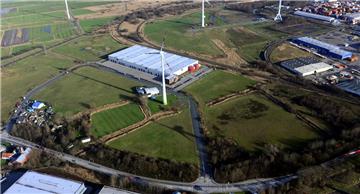 70 Lastwagen können dort parken: Zwischen Wurster Straße und Überseering plant die BIS einen Rastplatz für Trucker.  Luftfoto Scheer