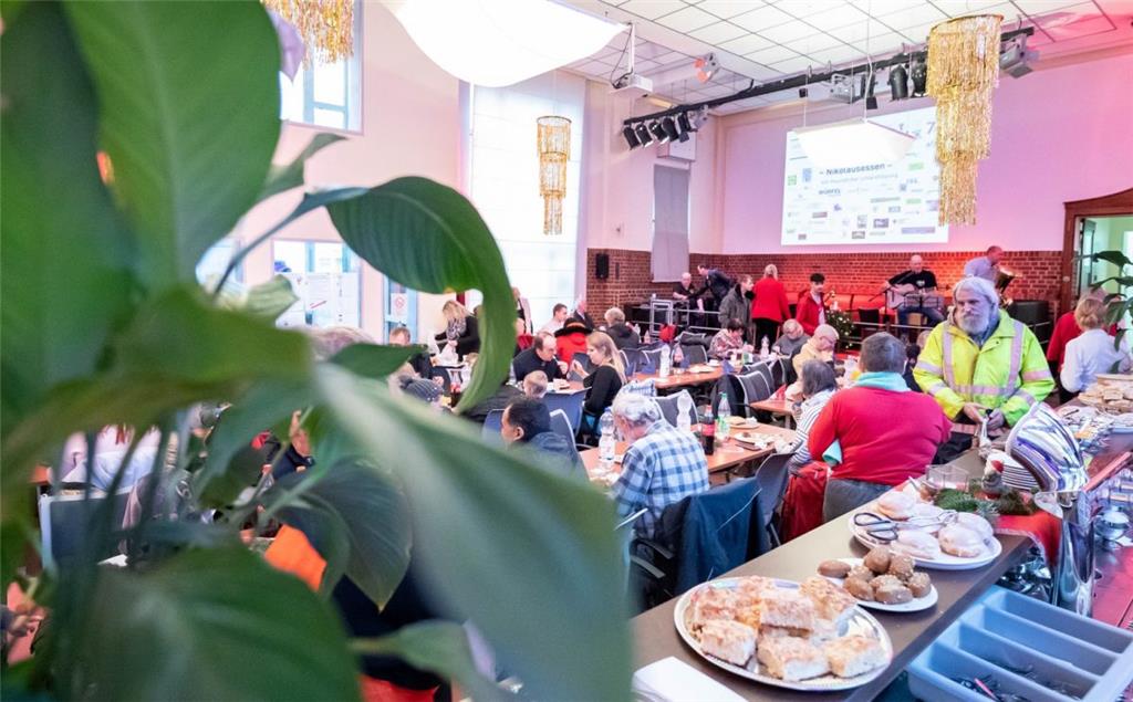 700 Tafel-Kunden kamen zum Nikolaus-Essen in die &quot;Theo&quot;.