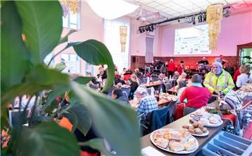 700 Tafel-Kunden kamen zum Nikolaus-Essen in die &quot;Theo&quot;.