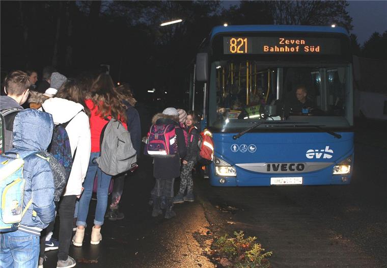 7.26 Uhr in Bademühlen: Wieder einmal ist der Linienbus zu spät. Weil die Straßenbeleuchtung gut 20 Meter hinter dem Einstiegspunkt am Wartehäuschen liegt, müssen die nach Überquerung der viel befahrenen Landesstraße auf dem Radweg wartenden Schüler bei morgendlicher Dunkelheit in die 821 einsteigen. 