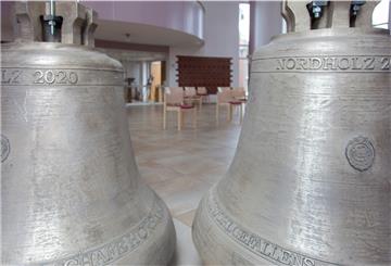 739 und 567 Kilogramm bringen die beiden neuen Glocken auf die Waage, die zurzeit in der Nordholzer Kirche bestaunt werden können.