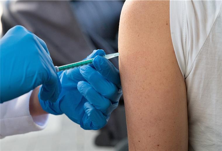 Eine Frau wird mit dem Impfstoff von Biontech/Pfizer gegen das Coronavirus geimpft