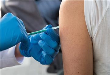 Eine Frau wird mit dem Impfstoff von Biontech/Pfizer gegen das Coronavirus geimpft