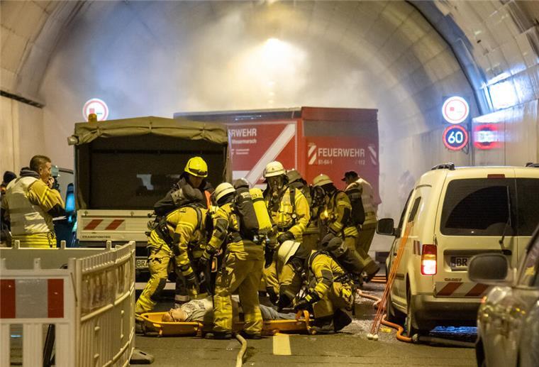 80 Verletzte, von Statisten gespielt, mussten aus den Unfallautos im Wesertunnel geborgen werden.