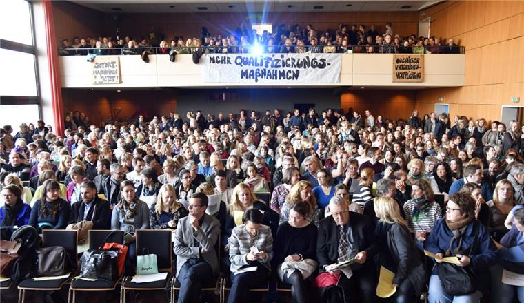 800 Lehrer kamen zur Personalversammlung in die Geschwister-Scholl-Schule.