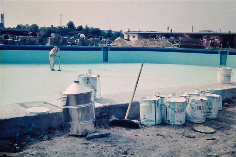 81 jetzt aufgetauchte Fotos dokumentieren den Bau des Freibades Grünhöfe bis zur Eröffnung im Juli 1961. Auf dem Bild wird der Badboden gestrichen. Heute ist das Grünhöfer Freibad das letzte in Bremerhaven.