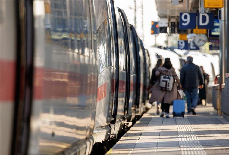 Ein Zug am Bahnsteig