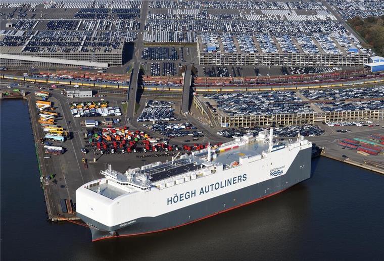 Autotransporter im Bremerhavener Hafen. Auf der Seite steht groß der Name der Reederei "Höegh Autoliners".