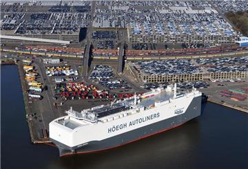 Autotransporter im Bremerhavener Hafen. Auf der Seite steht groß der Name der Reederei "Höegh Autoliners".