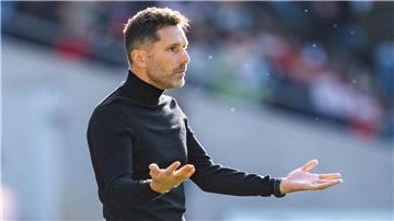 96-Coach Stefan Leitl wundert sich über die Ansetzungen in der Zweiten Liga.