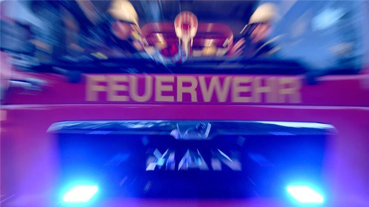 PKW-Brand auf A27: Kurzzeitige Sperrung aufgehoben ARCHIV - 17.07.2019, Schleswig-Holstein, Aukrug-Homfeld: Feuerwehrmänner sitzen in ihrem Fahrzeug. (zu dpa: «Brand in Flüchtlingsunterkunft - Mitarbeiter verletzt») Foto: Carsten Rehder/dpa +++ dpa-Bildfunk +++