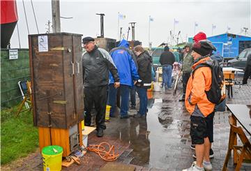 Aalräuchermeisterschaften am Wremer Kutterhafen: Wettbewerb der geheimen Rezepte und des richtigen Fingerspitzengefühls. Foto Scheschonka