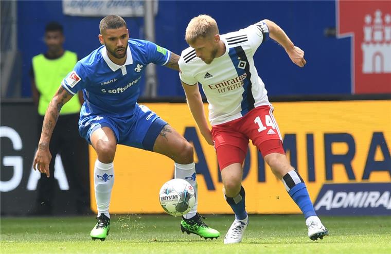 Aaron Hunt (rechts) rettete den HSV mit einem verwandelten Elfmeter in der 98. Minute.