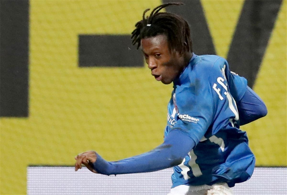 Rassistischer Vorfall: Drittligaspiel in Duisburg abgebrochen Fußball: 3. Liga, 27. Spieltag, Hansa Rostock - Eintracht Braunschweig im Ostseestadion. Hansa-Spieler Aaron Opoku (l) und der Braunschweiger Felix Burmeister im Zweikampf.