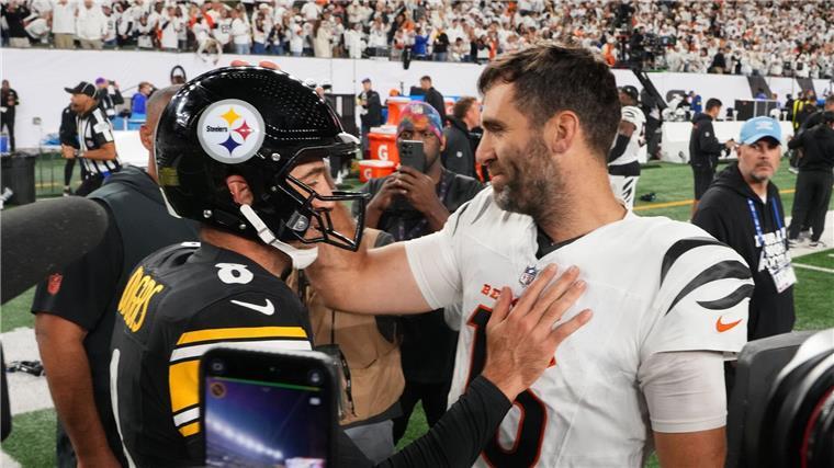 NFL: Rodgers verliert Oldie-Duell gegen Flacco Aaron Rodgers (l.) musste Joe Flacco zum Sieg gratulieren.