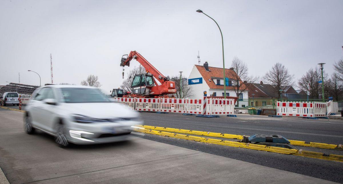 Ab 1. April sollen wieder alle Fahrspuren auf der Kennedybrücke in Bremerhaven zur Verfügung stehen. Separate Fahrradwege wird es nicht geben. Radfahrer dürfen den Gehweg mitbenutzen. Dort haben allerdings Fußgänger den Vorrang.