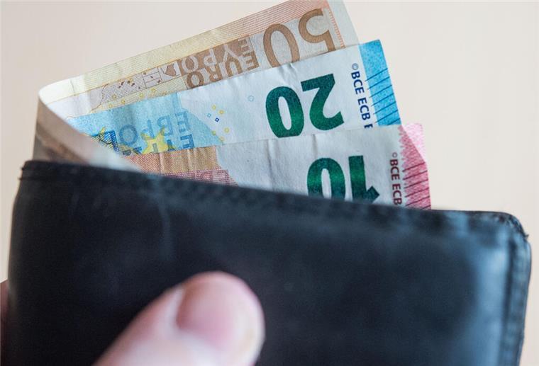 Geldscheine ragen aus einer Geldbörse. Eine neue Minijob-Regel sorgt für eine Gehaltsanpassung.