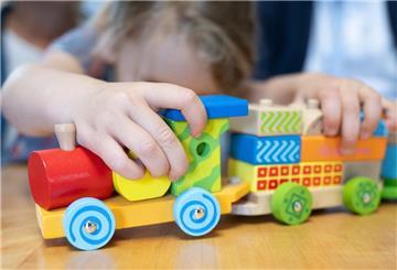 Ab 2025 soll es mehr Kindergeld geben, doch allzu viel Spielzeug wird man von dem Zuschlag wohl nicht kaufen können.
