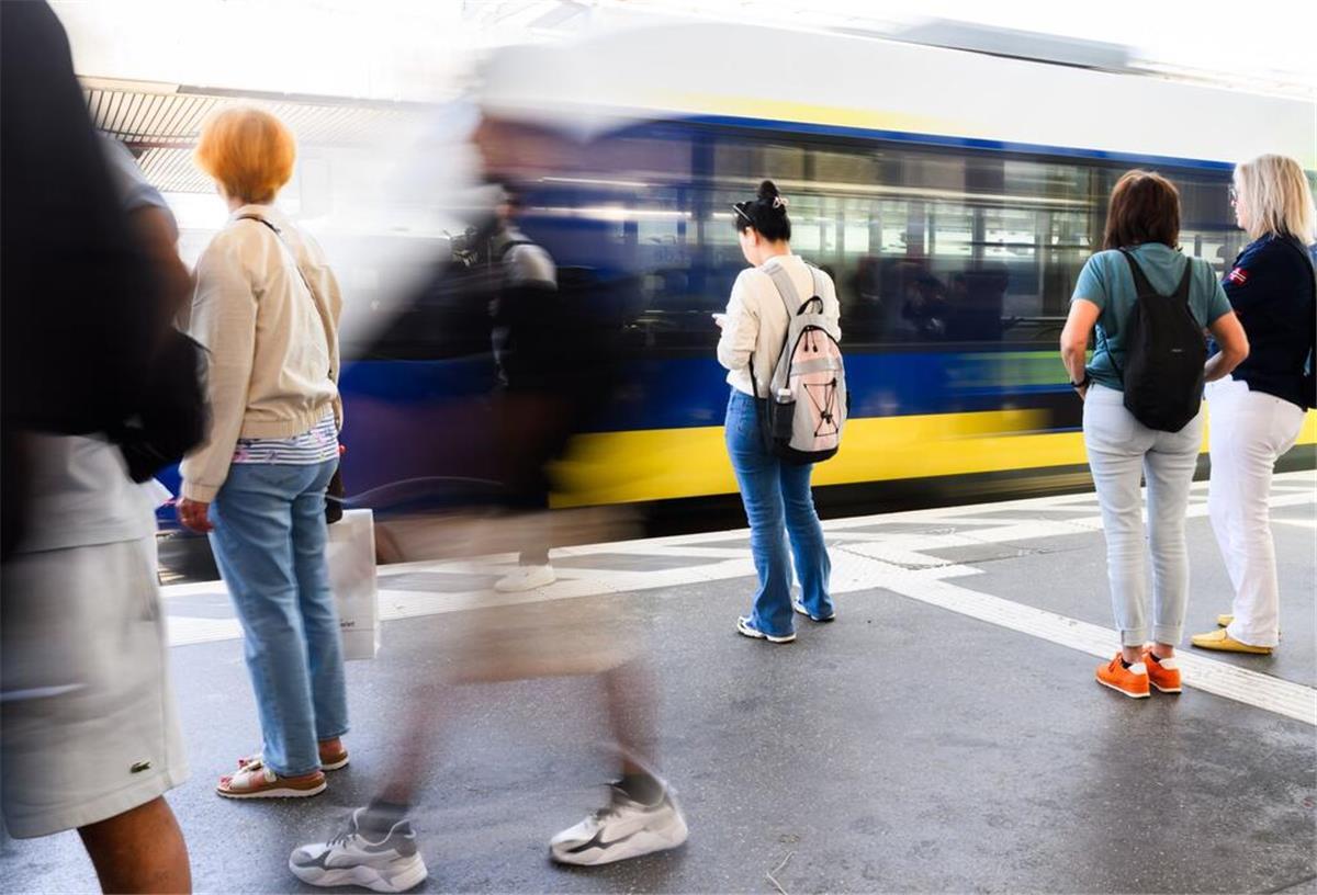 Bahnpreise steigen in vielen Bereichen – Doch nicht überall Mehrere Menschen stehen an einem Bahnhof während eine Nordwestbahn einfährt.