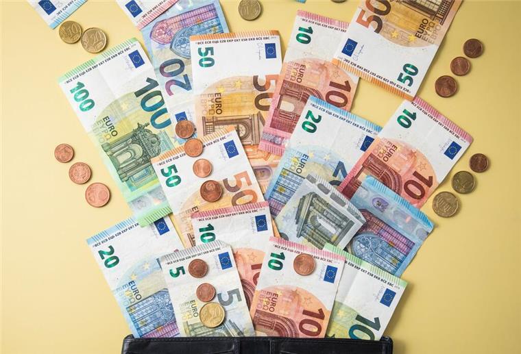 Entlastungen und Prämien! Wer von den Steuer-Plänen 2026 wirklich profitiert Geldscheine und Münzen liegen auf einem Tisch. Ab 2026 bleiben Überstunden und Rentenzuverdienst steuerfrei. Alle Details findet man in unserer Übersicht.