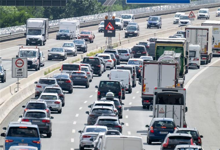 Große Änderungen für Millionen Autofahrer! Diese neuen Regeln gelten ab 2026 Zahlreiche Autos fahren auf der Autobahn. Ab 2026 gelten neue EU-Vorgaben für Abgasnormen, CO2-Steuer und Fahrzeugdaten. Was Autofahrer in Deutschland wissen müssen.