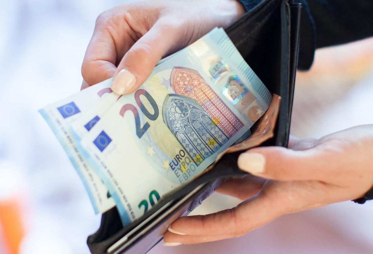 Gehaltskürzung in 2026: Millionen Deutsche müssen mehr Abgaben zahlen Bargeld in einem Portemonaie in den Händen einer Frau.