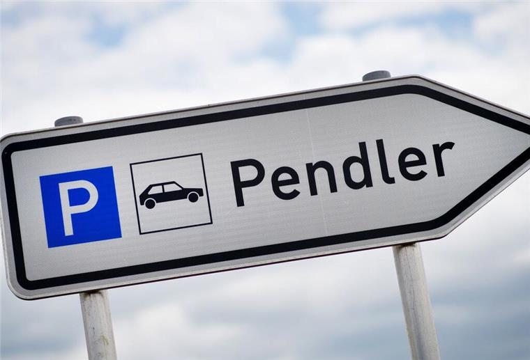 Große Entlastung für Pendler! Das soll sich ab 2026 ändern Ein Schild mit der Aufschrift «Pendler» steht an einer Autobahnanschlussstelle.