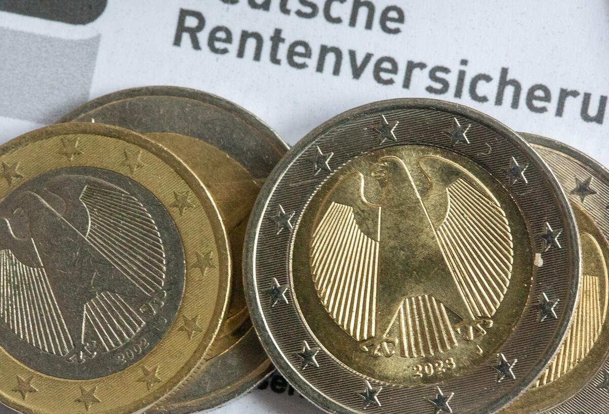 Bis zu 36.348 Euro steuerfrei: Das ändert sich 2026 für Rentner Euro-Münzen auf einem Dokument der deutschen Rentenversicherung.