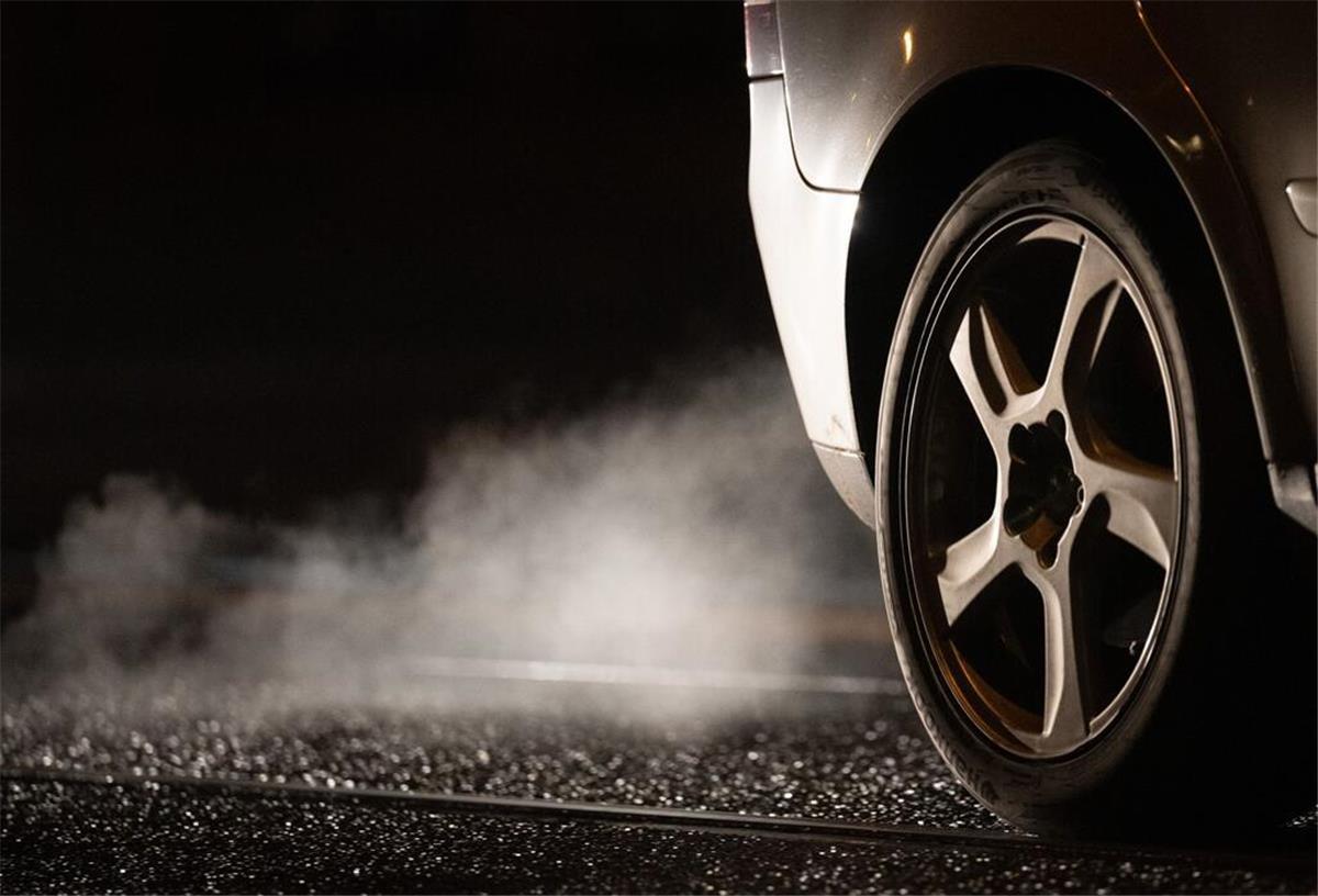 Ab 2027 wird Tanken teurer: VW-Aufsichtsrätin warnt vor Kostenfalle für Fahrer Abgase kommen aus dem Auspuff eines Autos.