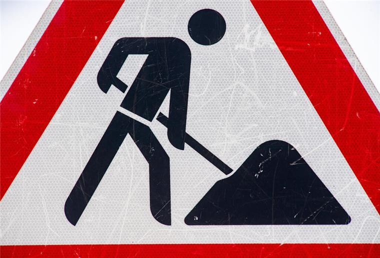 Baustellenschild. Ab 6. Oktober ist die Kreisstraße 21 zwischen Lamstedt und Bröckelbeck wegen Radwegbauarbeiten voll gesperrt.