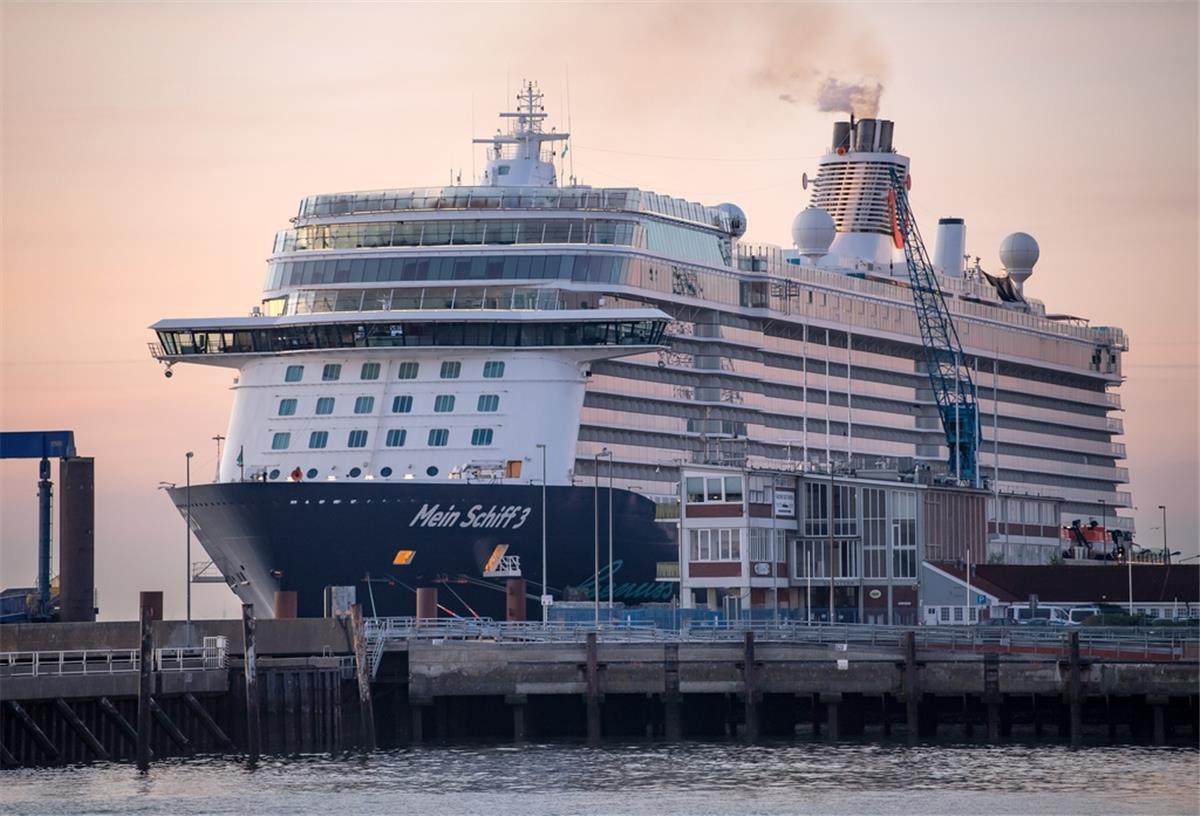 „Mein Schiff 3“ startet zur „lautesten Kreuzfahrt Europas“ Das Kreuzfahrtschiff «Mein Schiff 3» liegt am frühen Morgen im Hafen