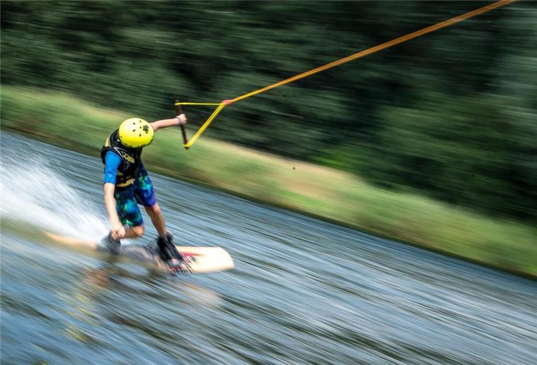 Mit Wassersport kann der Sommer kommen Ein wakeboardfahrer wird über die Ostsee gezogen
