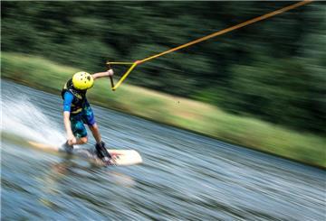 Ein wakeboardfahrer wird über die Ostsee gezogen