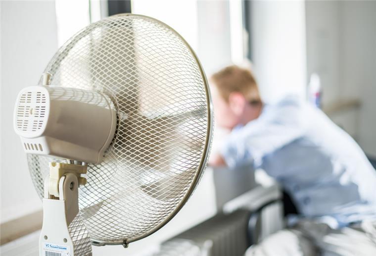 Hitzefrei gibt’s nicht: Arbeitgeber müssen für Abkühlung sorgen Ein Ventilator steht in Stuttgart (Baden-Württemberg) in einem Büro.