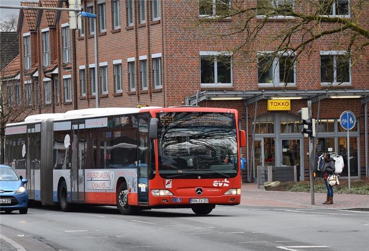 Per Bus von Zeven nach Scheeßel Ein Bus biegt in Zeven Am Markt auf den Busbahnhof ein.